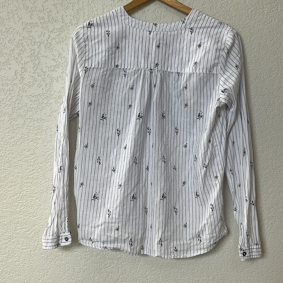 Maurices Long Sleeve Blouse Floral Striped Cotton White and Blue size Medium - Picture 11 of 12
